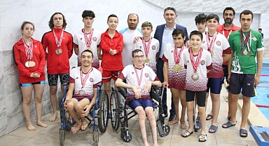 Sporcularımız engelleri kulaçları ile aştı