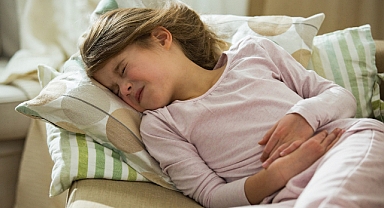 Çocuğunuzda karın ağrısına bu şikayetler eşlik ediyorsa!