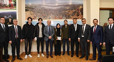 Kahramanmaraş'ta Kahoot Bilgi Yarışması'nda Ödüller Verildi 