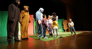 Kahramanmaraş'taki Minikler Tiyatro Gösterilerine Yoğun İlgi Gösterdi 