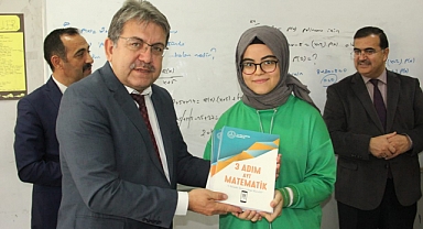 Üniversite Sınavlarına Hazırlanan Öğrencilere Kaynak Kitaplar Dağıtıldı