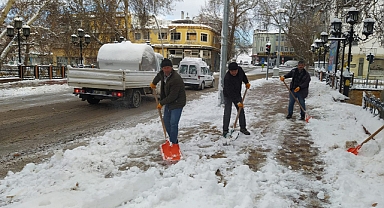 Elbistan'a beklenen kar geldi, belediye ekipleri seferber oldu