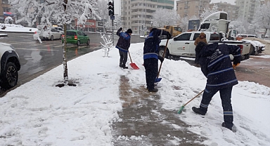 Kahramanmaraş Şehir Merkezinde Yaya Yolları Kardan Temizlendi