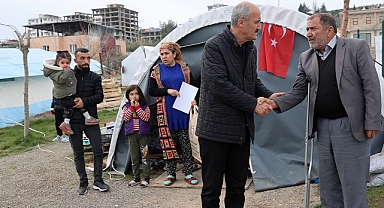 Başkan Okay, Ramazan’ın İlk Günü Vatandaşları Çadırlarında Ziyaret Etti