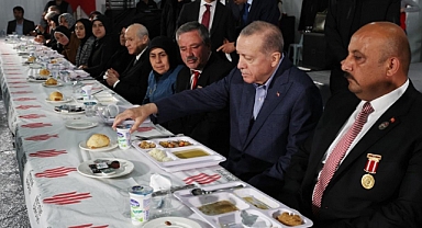 Cumhurbaşkanı Erdoğan İlk İftarı Depremzedelerle Birlikte Yaptı