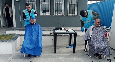 Dulkadiroğlu Belediyesi Mobil Berber Ekibi Depremzedelere Hizmet Veriyor
