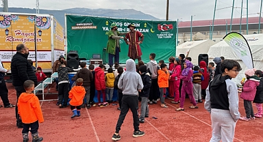 Kahramanmaraş'ta geçici barınma merkezlerinde miniklere tiyatro