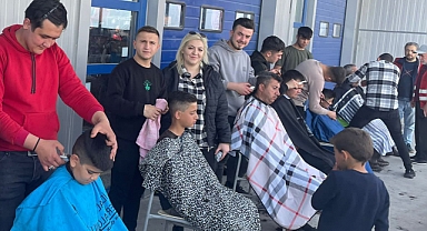 Kahramanmaraşlı Öğrenciler Depremzedelere Saç Bakım ve Tıraş Hizmeti Veriyor