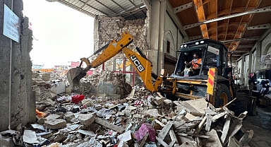 Tarihi Kapalı Çarşı’da Depremin İzleri Siliniyor