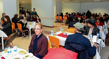 Aksaray Belediyesi, KSÜ’de Depremzedeler İçin 1500 Kişilik İftar Programı Düzenledi