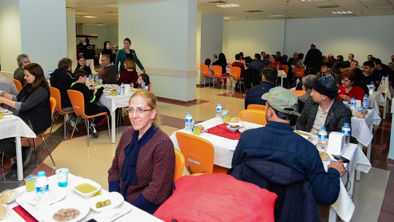 Aksaray Belediyesi, KSÜ’de Depremzedeler İçin 1500 Kişilik İftar Programı Düzenledi