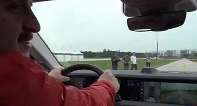 Bakan Varank, pistte gençlere Togg testi yaptı