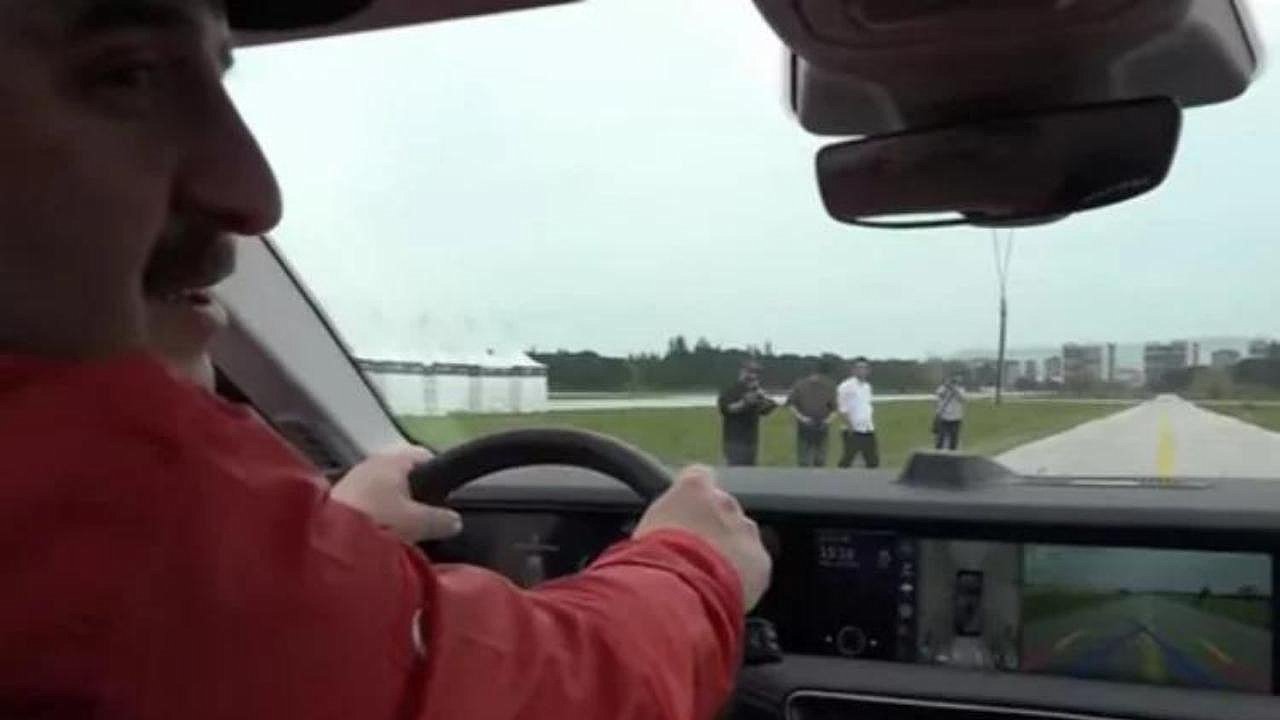 Bakan Varank, pistte gençlere Togg testi yaptı