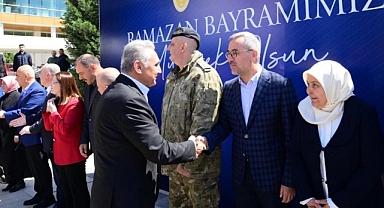 Başkan Güngör, Şehir Protokolü ve Vatandaşlarla Bayramlaştı