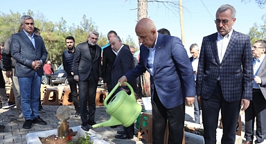 Depremde Hayatını Kaybedenler Kabirleri Başında Dualarla Yâd Edildi