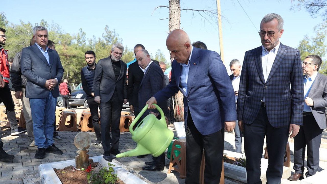 Depremde Hayatını Kaybedenler Kabirleri Başında Dualarla Yâd Edildi