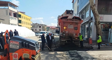 Elbistan Belediyesi, deprem sebebiyle bozulan yolları tek tek onarıyor