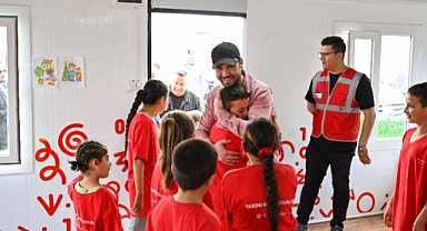 Aras Bulut İynemli Kahramanmaraşlı çocuklarla buluştu