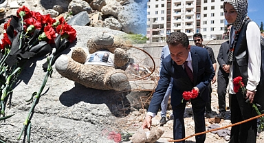 Babacan, Kahramanmaraş’ta Ebrar Sitesi Enkazına Karanfil Bıraktı