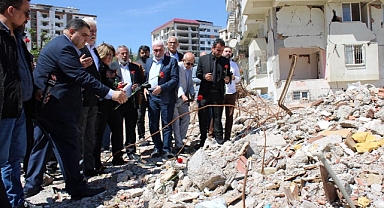 Ebrar Sitesi Enkazına karanfil bırakıp yetkililere seslendiler!