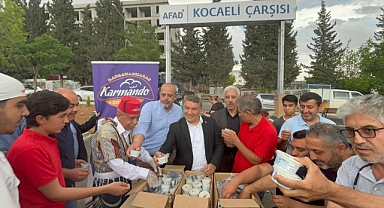 Kocaeli Çarşısında Dondurma İkramı 