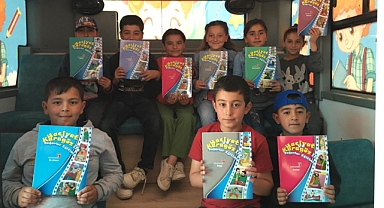 Büyükşehir’in Gezici Kütüphanesi Miniklerin Yüzlerini Güldürüyor