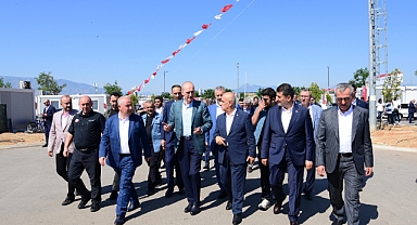 Kurtulmuş ve Güngör, Depremzedelerle Bayramlaştı