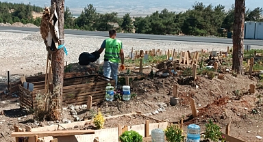 Mezarlıklar Bayrama Hazırlanıyor