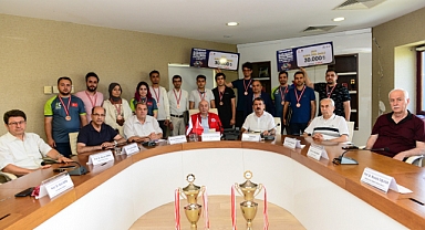 Rektör Yasım TEKNOFEST 2023'ten Ödülle Dönen Proje Ekiplerini Tebrik Etti