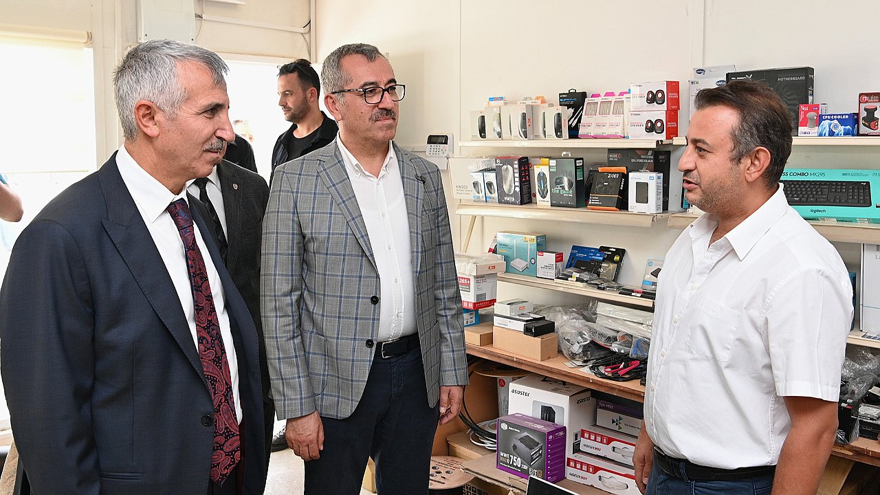 Başkan Güngör ve Vali Ünlüer, Geçici Çarşıda Esnaflarla Bir Araya Geldi