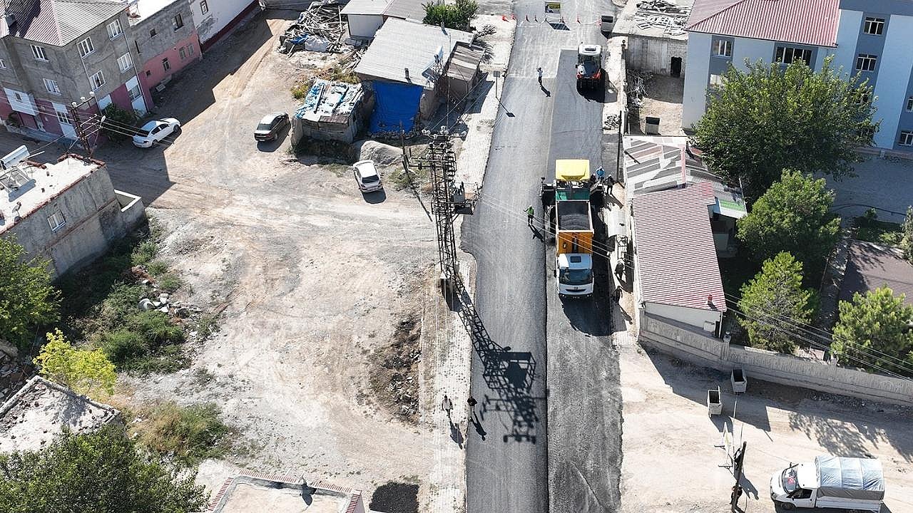 Darende Caddesi’nde Asfalt Yenilemeleri Tamamlanıyor