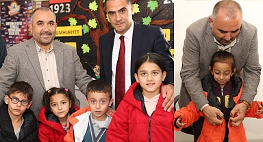 Elbistan’da ilk ve ortaokul öğrencilerine mont yardımı yapıldı