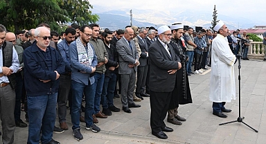 Filistin’de Hayatını Kaybedenler İçin Gıyabi Cenaze Namazı Kılındı