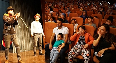 Kahramanmaraş'ta çocuklar Maydonoz Sihirbaz’a Karşı adlı müzikal güldürüyle eğlendi