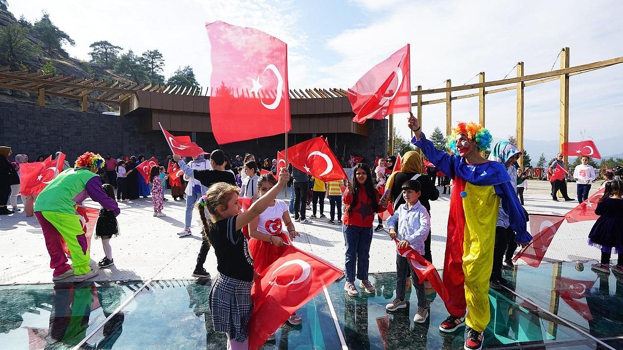 Minikler Cumhuriyet Coşkusunu Ali Kayası’nda Yaşadı