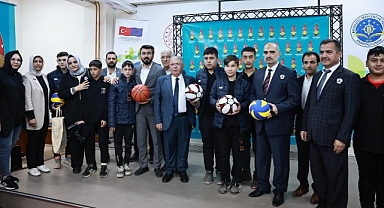 Başkan Mahçiçek’ten mesleki eğitim alan 500 öğrenciye bot ve mont hediyesi