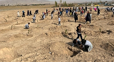 Elbistan Deprem Mezarlığında Fidanlar Toprakla Buluşturuldu