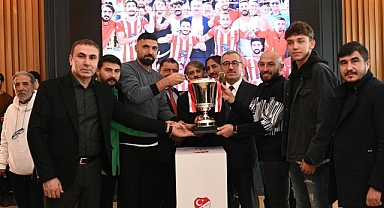 İstiklal Spor'un Şampiyonluk Kupası Başkan Güngör'ün Ellerinde Yükseldi