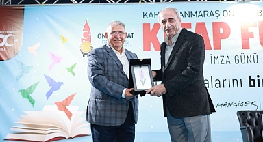 Şair ve yazar Nurullah Genç, EXPO 2023 Kitap Fuarı’nda okurlarıyla buluştu
