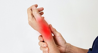 Sinir sıkışması bardak tutmaya bile engel