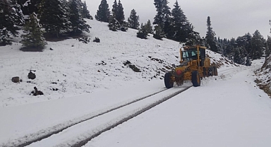 Göksun’da karlı yollar ulaşıma açılıyor!