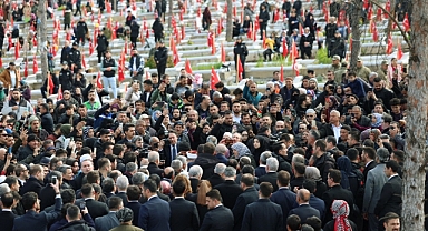 Cumhurbaşkanı Erdoğan, Kapıçam’da Deprem Şehitliği’ni Ziyaret Etti
