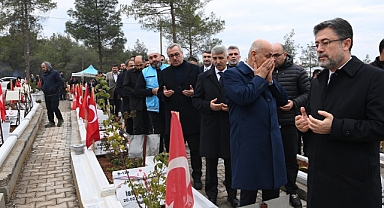 Depremde hayatını kaybedenler depremin 1’inci yıl dönümünde dualarla anıldı
