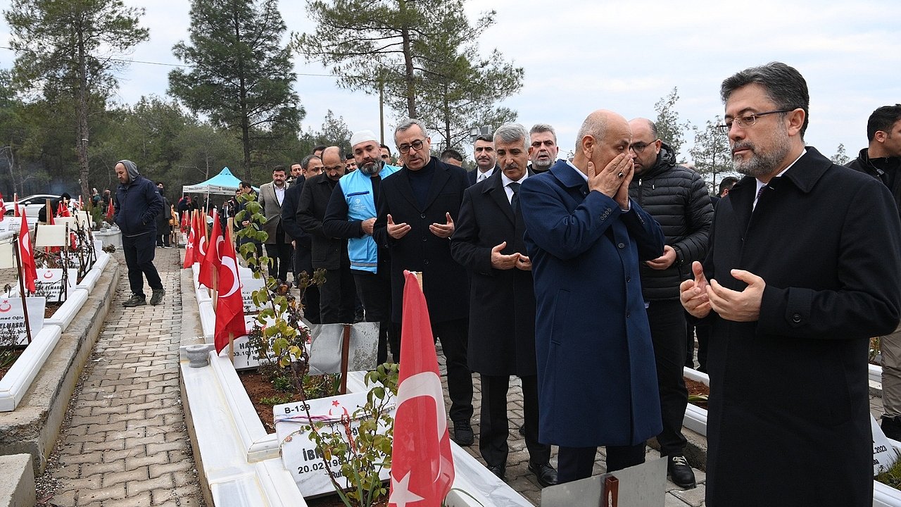Depremde hayatını kaybedenler depremin 1’inci yıl dönümünde dualarla anıldı