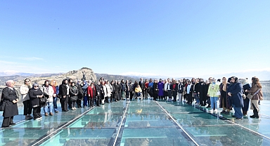 Başkan Güngör, Kadınlar Günü’nde Büyükşehir’in Kadın Personelleriyle Buluştu