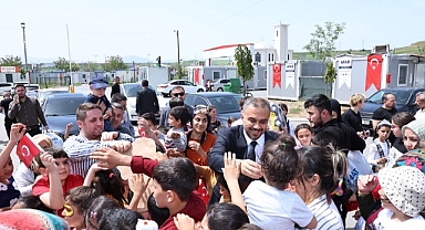 Başkan Toptaş, 23 Nisan’da depremzede çocukları unutmadı