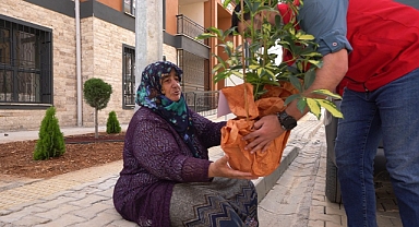 Fırat Görgel'in Jestleriyle Depremzedelerin Yüzü Güldü