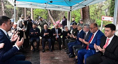 Şehitler ve Deprem Şehitleri Kabirleri Başında Dualarla Anıldı