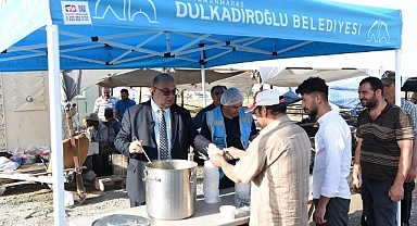 Başkan Akpınar Kurban Satış Yerini Ziyaret Etti, Satıcılara Çorba İkram Etti!