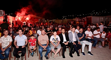 Başkan Toptaş, Türkiye-Çekya Maçını Vatandaşlarla Birlikte İzledi